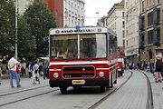 Historická kolona vozidel projela v sobotu odpoledne brněnským náměstím Svobody.