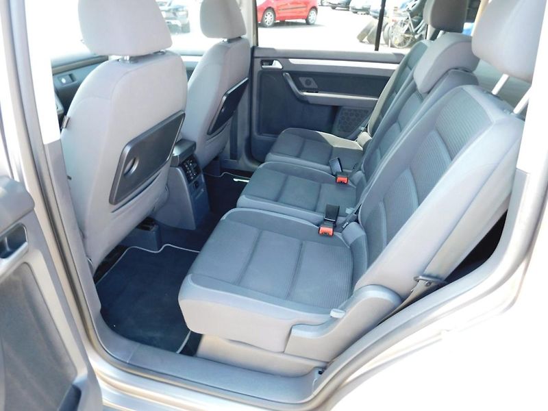 Volkswagen Touran (2009) 1.9 TDi DSG - fotka 17 z 31