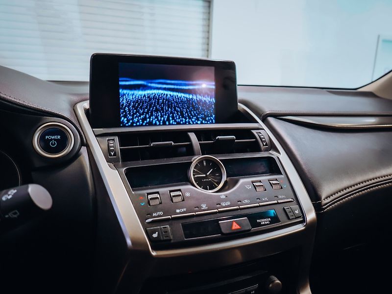 Lexus NX 300 H - fotka 13 z 28
