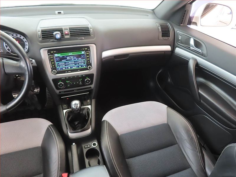 Škoda Octavia (2010) RS 2.0 TDI, Xenony, Tempomat - fotka 8 z 14
