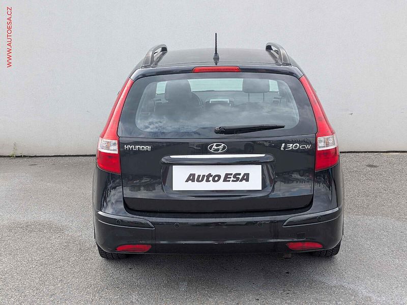 Hyundai i30 (2010) 1.6i, ČR, AC, park.asist - fotka 5 z 13