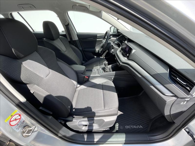 Škoda Octavia 2,0 TDI Combi Ambition Plus - fotka 18 z 22