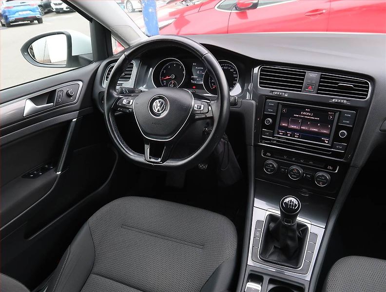 Volkswagen Golf (2018) Comfortline 1.4 TSI, Tempomat - fotka 7 z 17