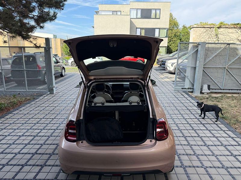 Fiat 500 LaPrima 3+1 42 kWh - fotka 33 z 38