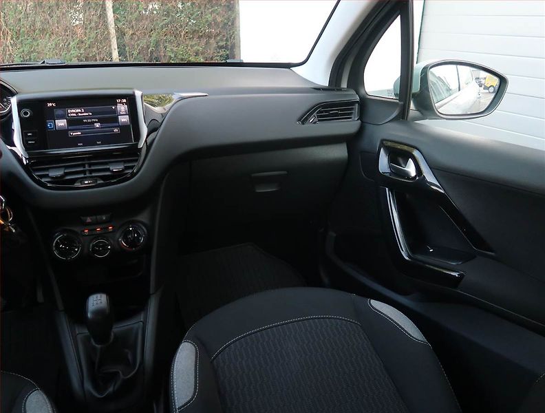 Peugeot 208 (2017) 1.2 PureTech, Tempomat - fotka 8 z 16