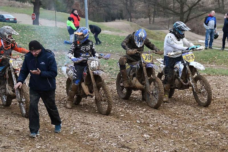 Obrovská motokrosová rodina ze Stříbrska se sešla hned na Nový rok na Terénu sv. Petra. A bylo z toho parádní odpoledne.