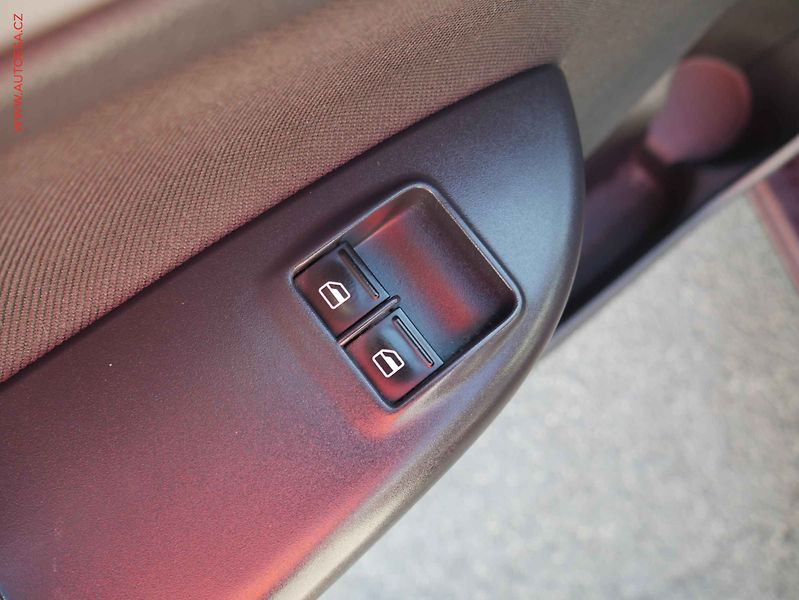 Škoda Octavia (2012) 1.6 TDi, ČR, Ambition, TZ - fotka 12 z 17