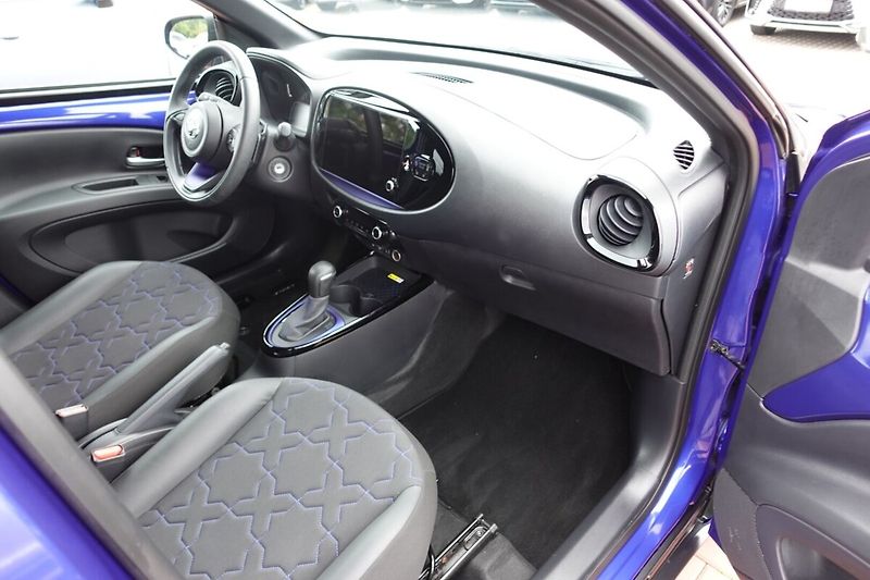 Toyota Aygo 1.0L - 1 CVT Executive - fotka 12 z 30