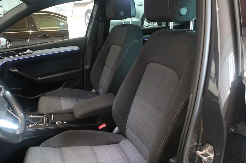 Volkswagen Passat (2021) 2.0TDI DSG Info display Matrix - fotka 17 z 43