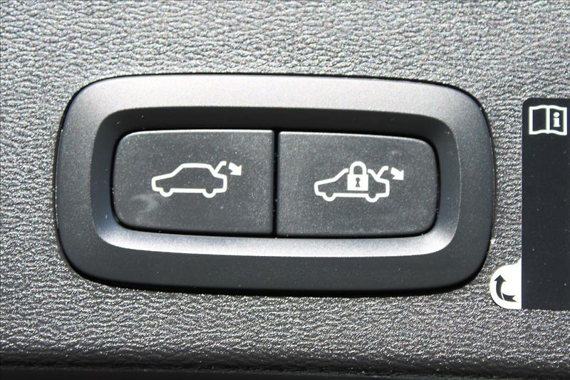 Volvo XC40 2,0 T4  1MAJ,4x4,MOMENTUM PRO - fotka 28 z 35