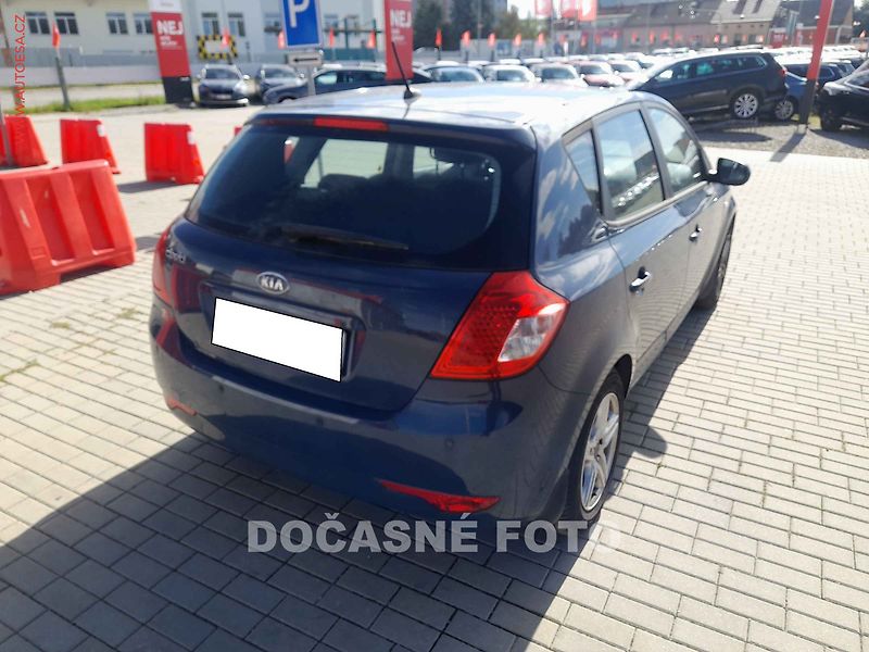 Kia Ceed (2012) 1.4CVVT, ČR, AC, zmk.řazení - fotka 2 z 3