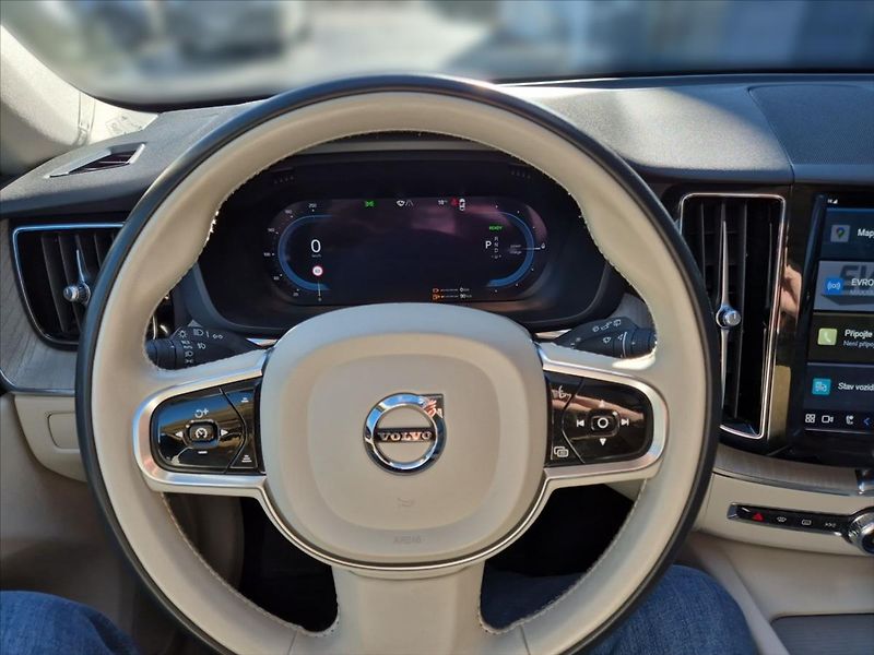 Volvo XC60 2,0 T6 AWD RECHARGE PANORAMA - fotka 7 z 17
