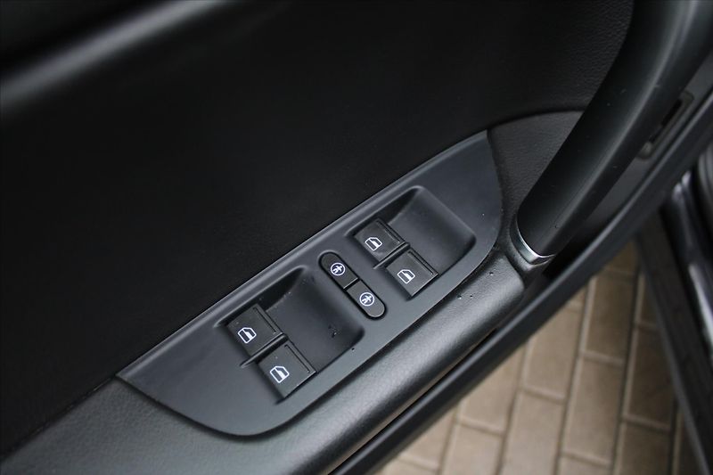 Volkswagen Touareg 3.0 TDI 193kW 4MOTION 1.MAJ ČR - fotka 24 z 24