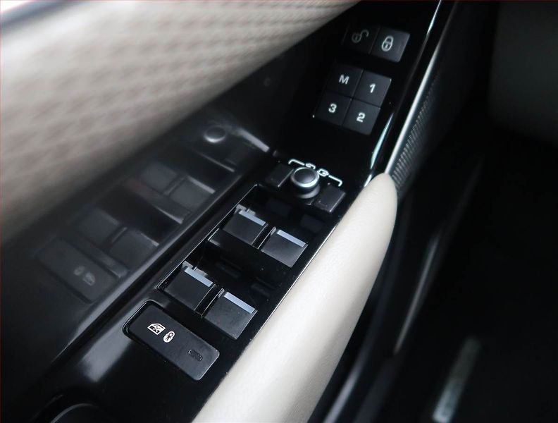 Land Rover Range Rover Velar (2018) D240 - fotka 15 z 17