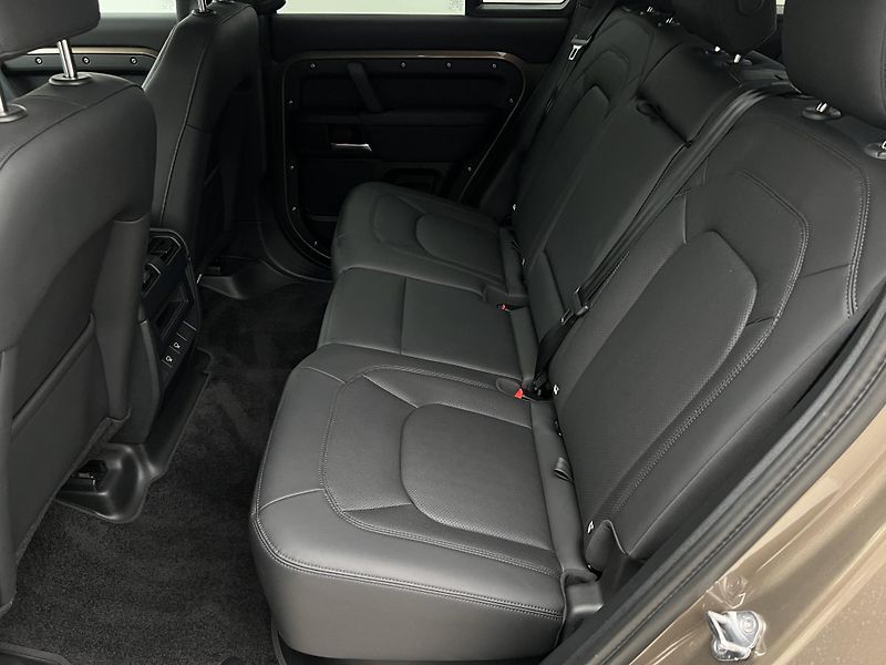 Land Rover Defender D250 SE X-DYNAMIC CZ 1. maj. - fotka 6 z 44
