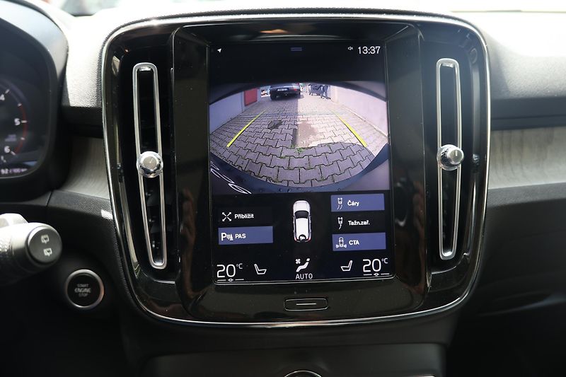 Volvo XC40 (2020) D3 AWD Inscription - fotka 16 z 24