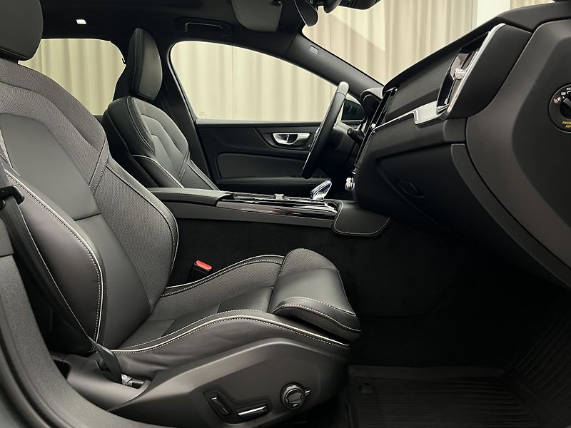 Volvo V60 T6 AWD DARK PLUS 1. maj. - fotka 19 z 49