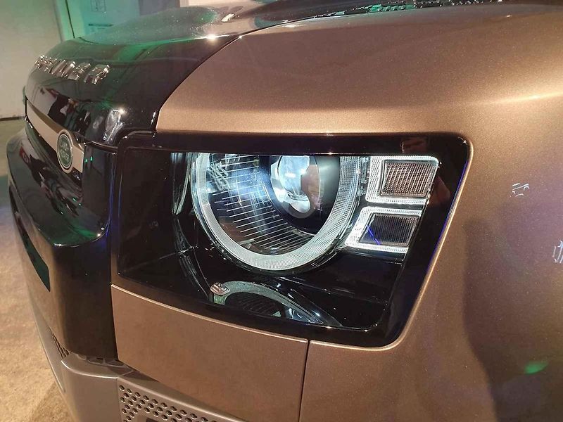 Land Rover Defender se představil v bývalé Pragovce v pražských Vysočanech.