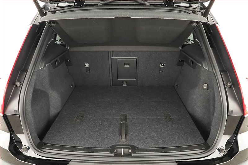 Volvo XC40 (2022) B3 - fotka 11 z 20