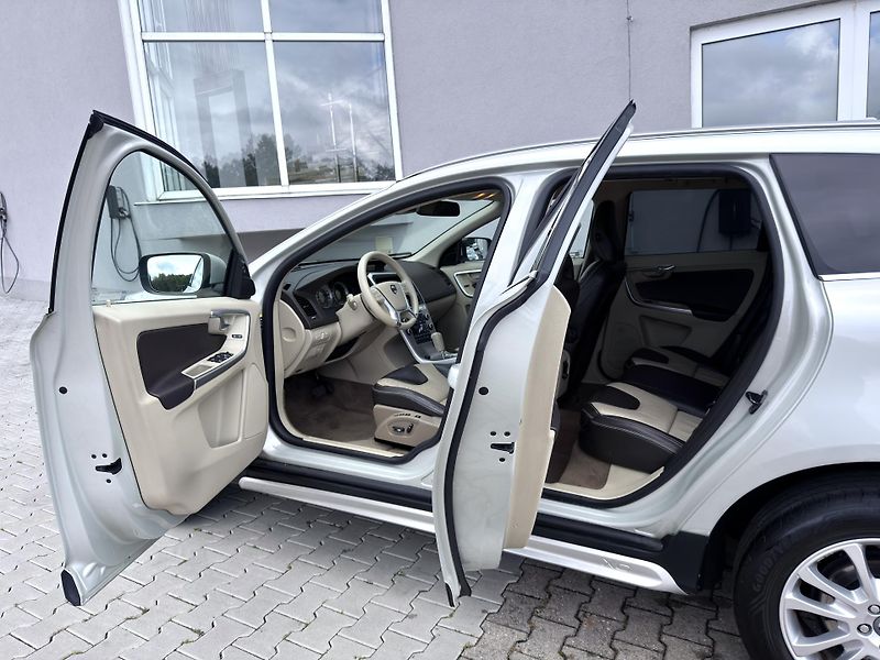 Volvo XC60 D5 AWD // SUMMUM // 151 kW - fotka 9 z 22