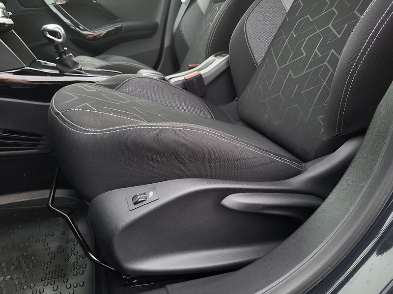 Peugeot 2008 ACTIVE 1.2 PureTech 110k S&S - fotka 22 z 39