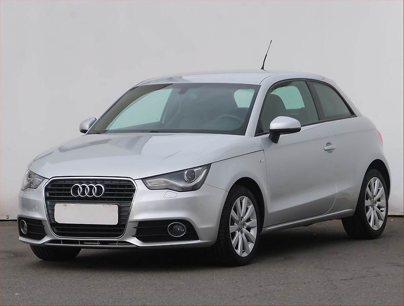Audi A1 (2011) S-Line 1.6 TDI, Park. senzory - fotka 2 z 17
