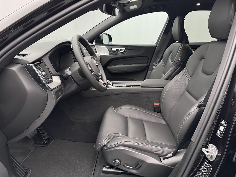 Volvo XC60 (2026) B5 AWD AUT PLUS BLACK EDITION - fotka 3 z 22