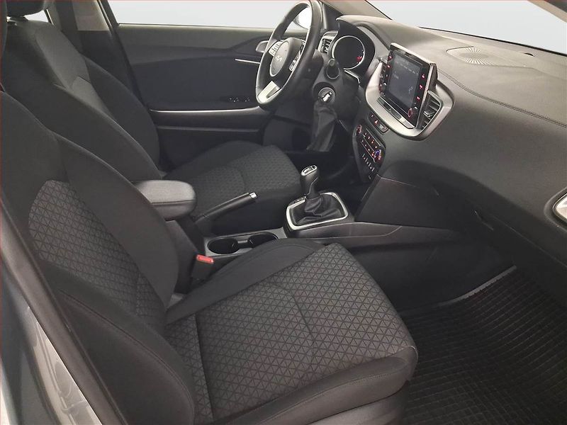 Kia Ceed (2022) 1.5 T-GDI, ČR,1.maj - fotka 9 z 20