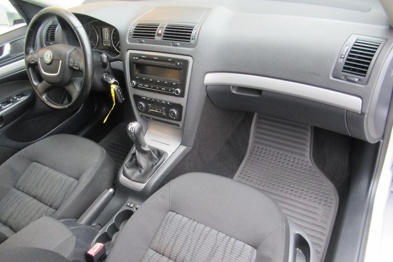Škoda Octavia 1.2 TSi AUT. KLIMA XENON TAŽNÉ - fotka 15 z 19