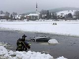 Hasiči vyprošťovali osobní automobil Toyota RAV4 rakouského řidiče, který se ve středu 13. ledna probořil ledem do Lipna při jízdě po zamrzlé hladině vodní nádrže mezi Frymburkem a Frýdavou.