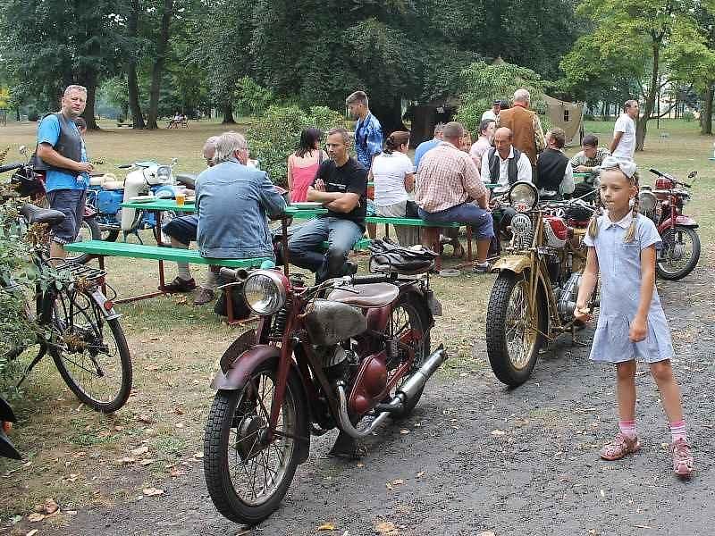 Nablýskané historické motocykly a automobily zdobily v sobotu prostranství zámku v Neplachovicích. Konala se zde již devátá Cisarská veterán rallye.