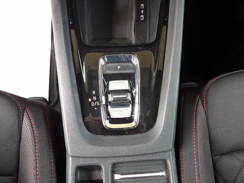 Škoda Octavia 2.0 TSI 180kW DSG RS ČR DPH - fotka 13 z 29