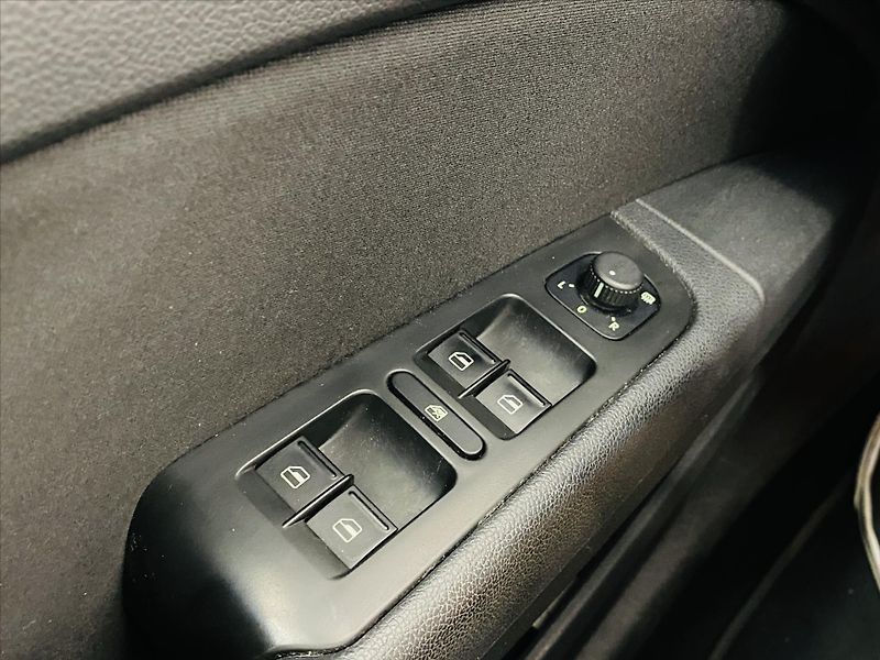 Škoda Superb 2,0 TDI DSG 103kW Bi-Xenon Ele - fotka 12 z 26