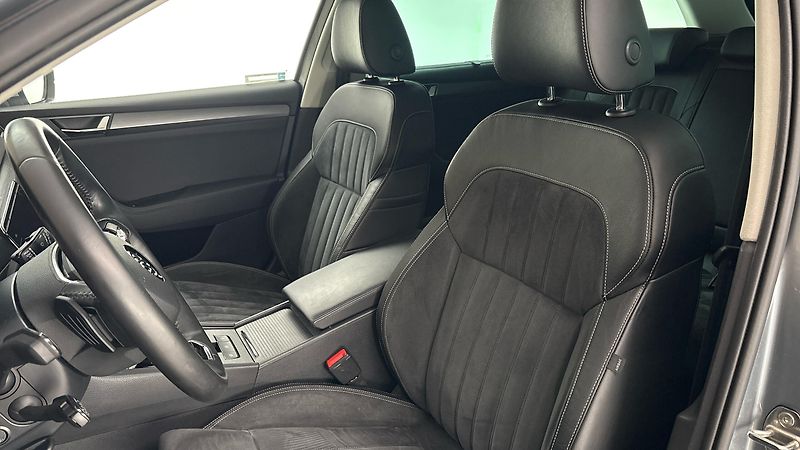 Škoda Superb 2.0 TDI DSG Style Combi - fotka 15 z 28