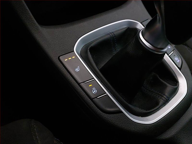 Hyundai i30 (2018) 1.4 T-GDI, Navi, Xenony - fotka 15 z 16