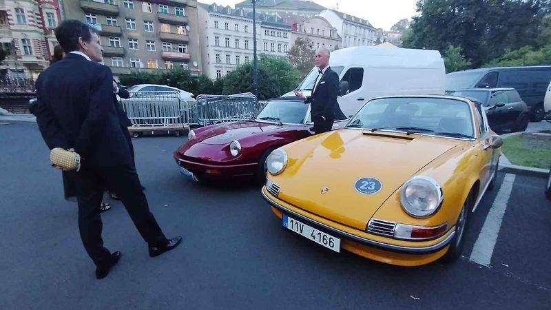 Účastníci Prague Carlsbad Classic a jejich vozy v sobotu večer před Grandhotelem Pupp.