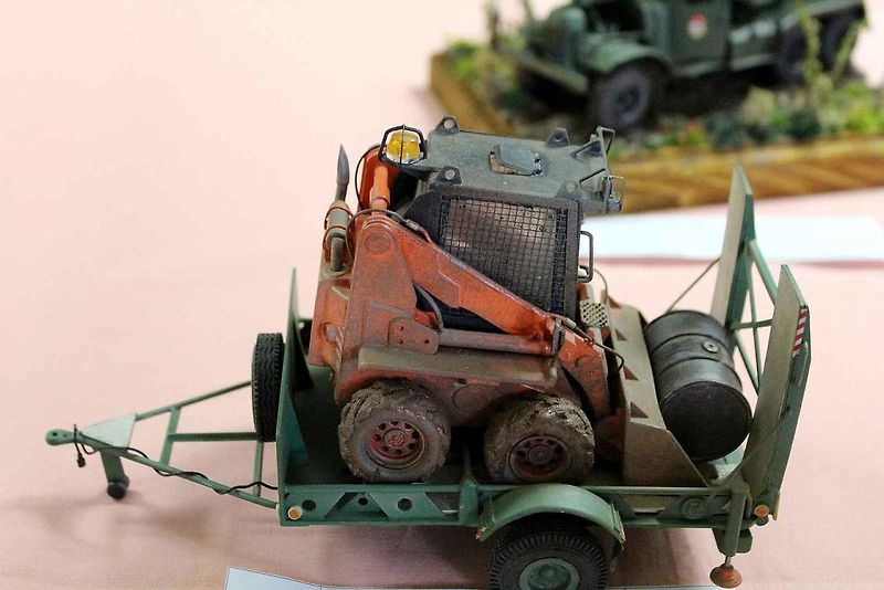 Již poosmé se sjeli plastikoví modeláři na zámek v Ploskovicích, aby zde představili své výtvory při výstavě a veřejné soutěži Litoměřický kalich. Na snímku je model londýnského Omnibusu.