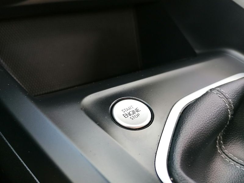 Volkswagen Golf (2022) 1.5 TSi R-LINE IQ-Drive - fotka 22 z 29
