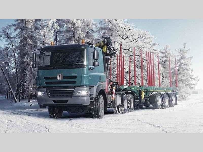 Tatra Force 8x8 – vozidlo pro přepravu potrubí.