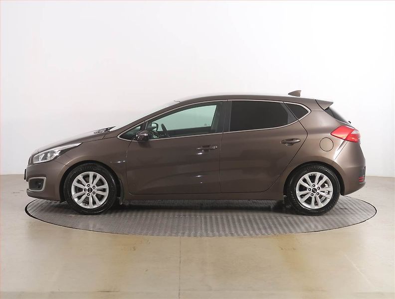 Kia Ceed (2018) Gold 1.6 GDI, Serv.kniha, Navi - fotka 3 z 18
