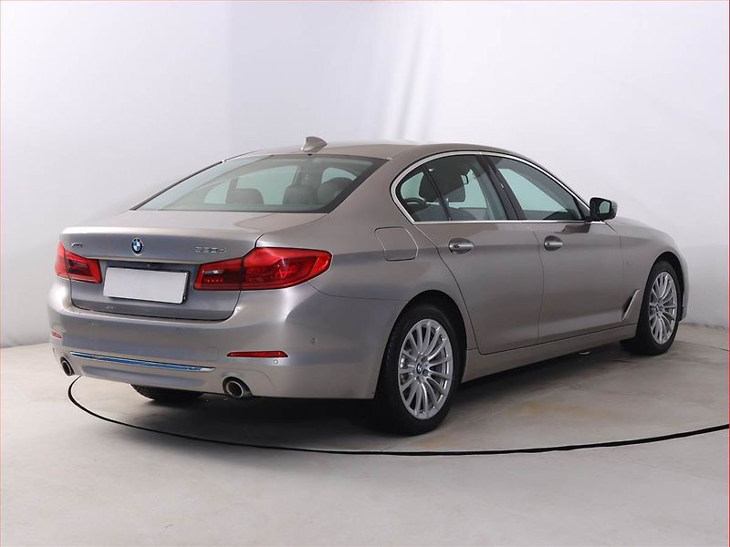BMW Řada 5 (2018) Luxury Line 520d xDrive - fotka 5 z 20