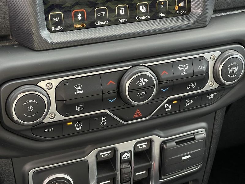 Jeep Wrangler 2.2CRD, ČR, Overland, 4x4 - fotka 31 z 38