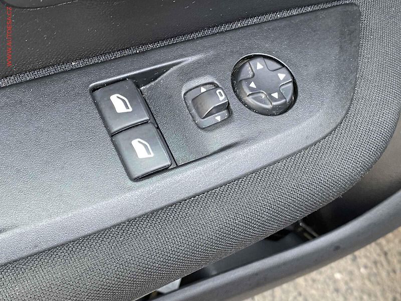 Peugeot 208 (2021) 1.2 PT, Allure, LED, navi - fotka 11 z 19