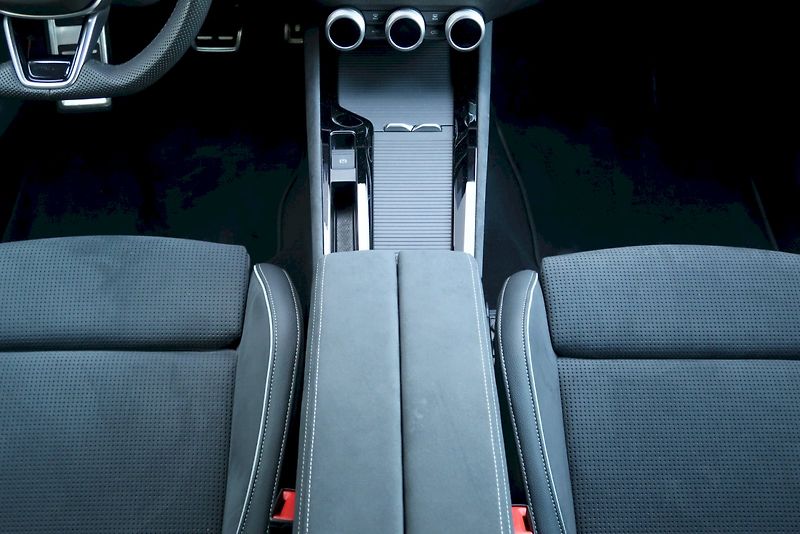 Škoda Superb (2025) Combi SportLine  2,0 TSi/ 150 - fotka 14 z 32