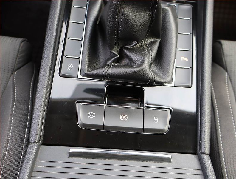 Škoda Superb (2018) Ambition 1.6 TDI, Bi-Xenony - fotka 16 z 20