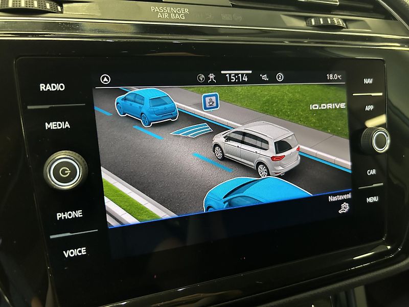 Volkswagen Touran (2023) 2.0TDi Highline LED Kamera TZ - fotka 15 z 35