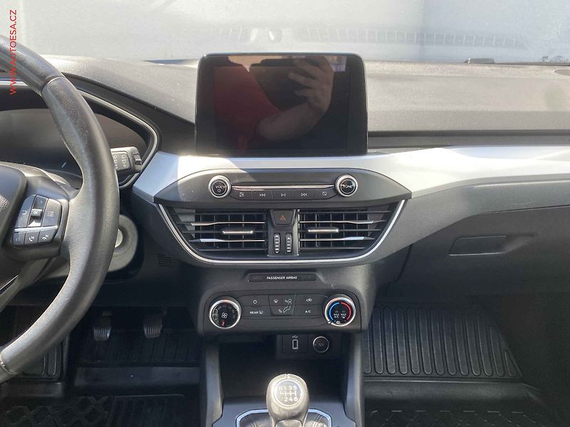 Ford Focus (2018) 1.5 TDCi, AC, navi, park - fotka 12 z 19
