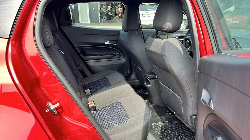 Alfa Romeo Junior 1.2T 145k Ibrida - fotka 11 z 14