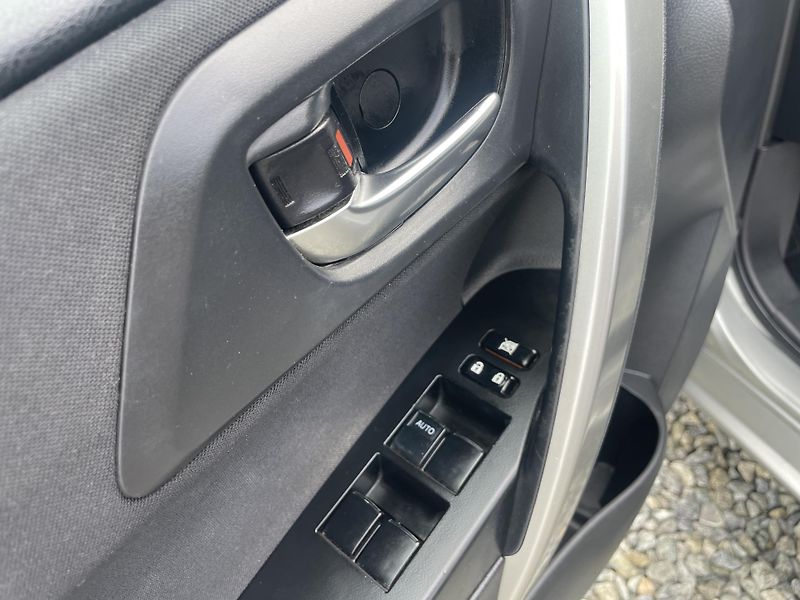 Toyota Auris 1.8i 16v HYBRID AUT SERVIS TOP - fotka 88 z 172