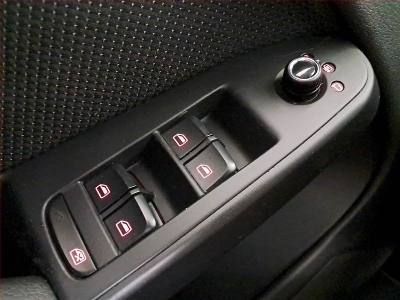 Audi A4 (2011) S-Line 2.0 TDI, Xenony - fotka 17 z 17